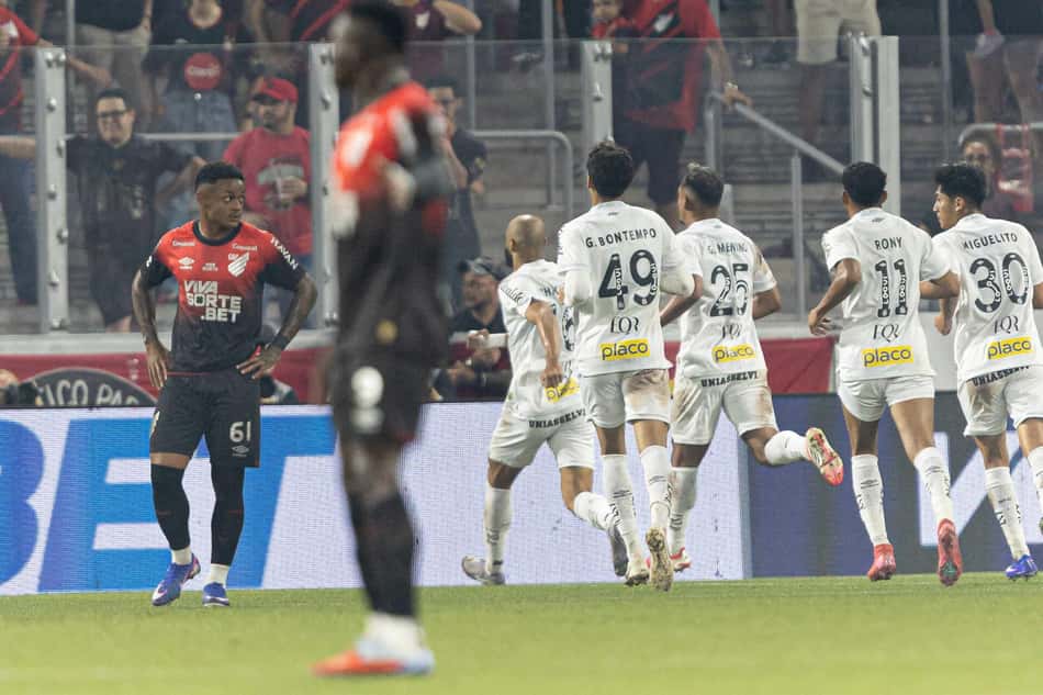 Thaciano gol comemoração Athletico Santos Série A 2026