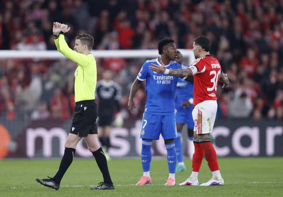 Árbitro aciona protocolo antirracismo após denúncia de Vini Jr no jogo entre Benfica e Real Madrid pela Champions