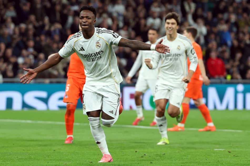 Vini Jr comemora gol marcado de pênalti pelo Real Madrid sobre a Real Sociedad, pela La Liga