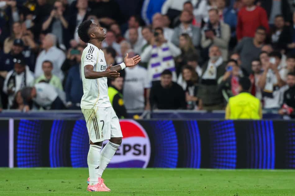 Vini Jr comemorando o gol feito pelo no duelo entre Real Madrid x Benfica (Foto: Pierre-Philippe Marcou/AFP)