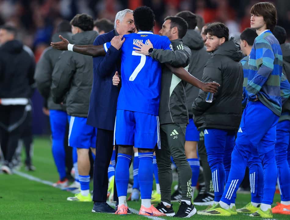 Vini Jr conversa com José Mourinho após acusar Prestianni de racismo em Benfica x Real Madrid, pela Champions League
