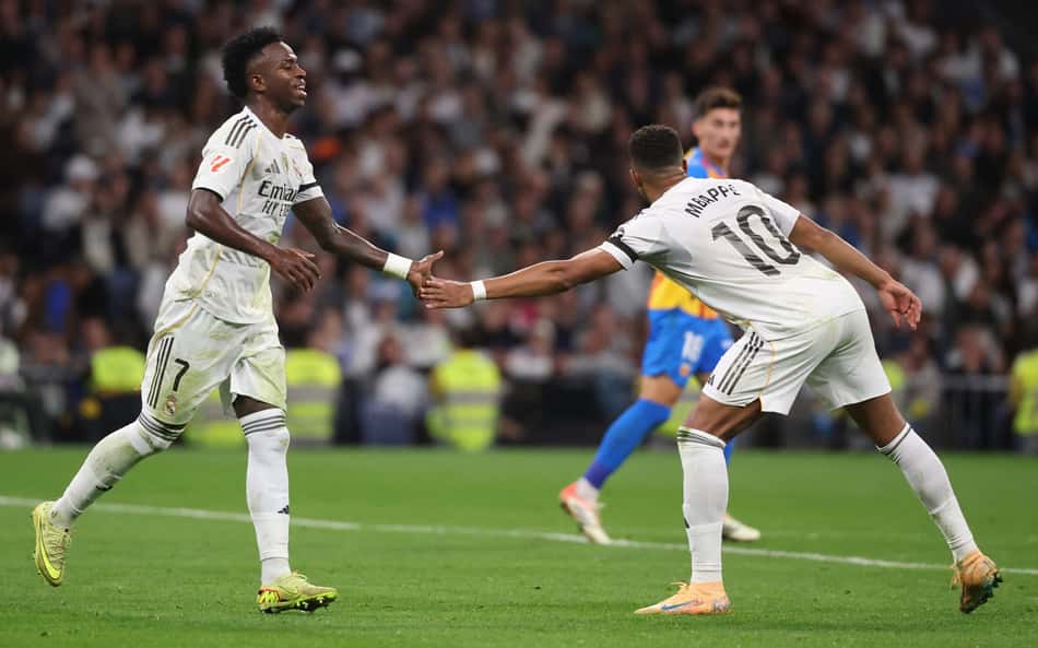 Vini Jr e Mbappé se cumprimentam durante Real Madrid x Valencia, pela La Liga