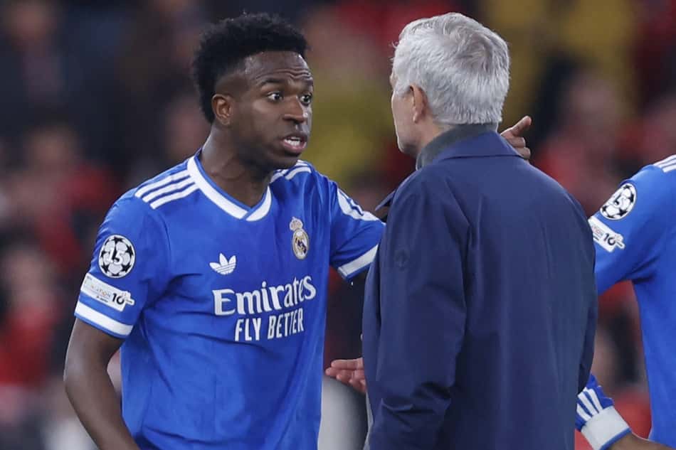 Vini Jr conversa com José Mourinho após acusar Prestianni de racismo em Benfica x Real Madrid, pela Champions League (Foto: FILIPE AMORIM / AFP)