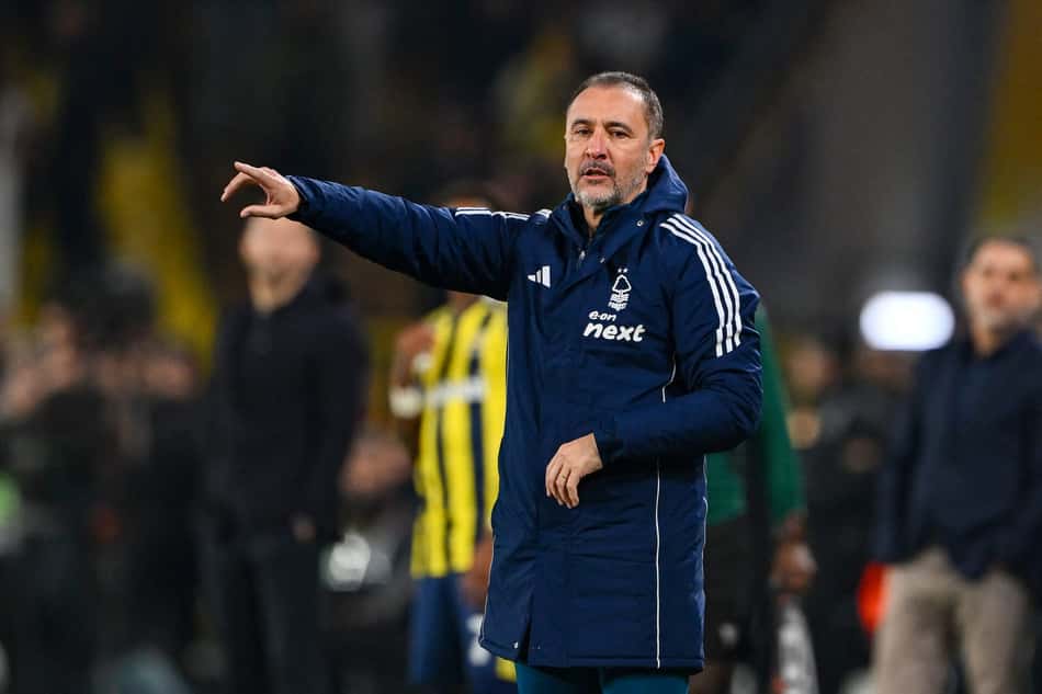 Vitor Pereira orienta jogadores do Nottingham Forest contra o Fenerbahce em sua estreia, pela Europa League