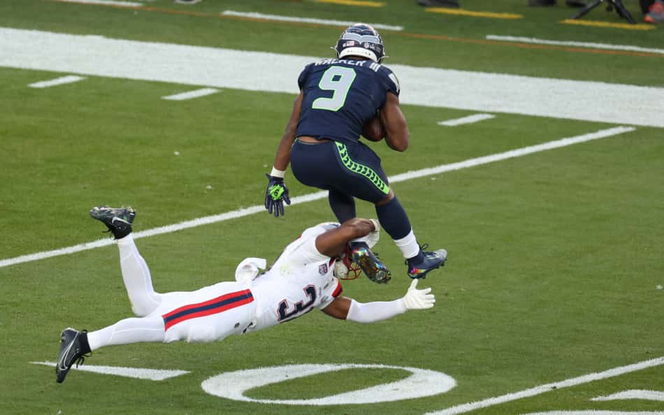 Walker encara Woodson e consegue avanços explosivos para os Seahawks diante dos Patriots