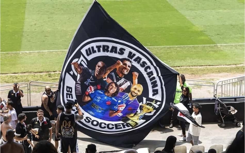 Multicampeã, goleira de Beach Soccer ganha bandeirão em torcida do Vasco