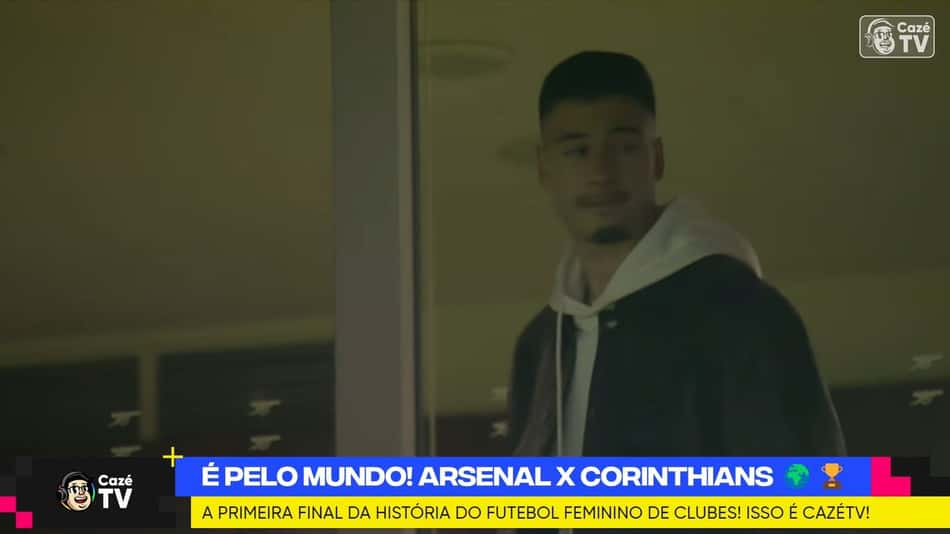 Gabriel Martinelli no Emirates Stadium acompanhando Corinthians e Arsenal no Mundial Feminino. (Foto: reprodução/Cazé TV via Dorso Ament, no X)