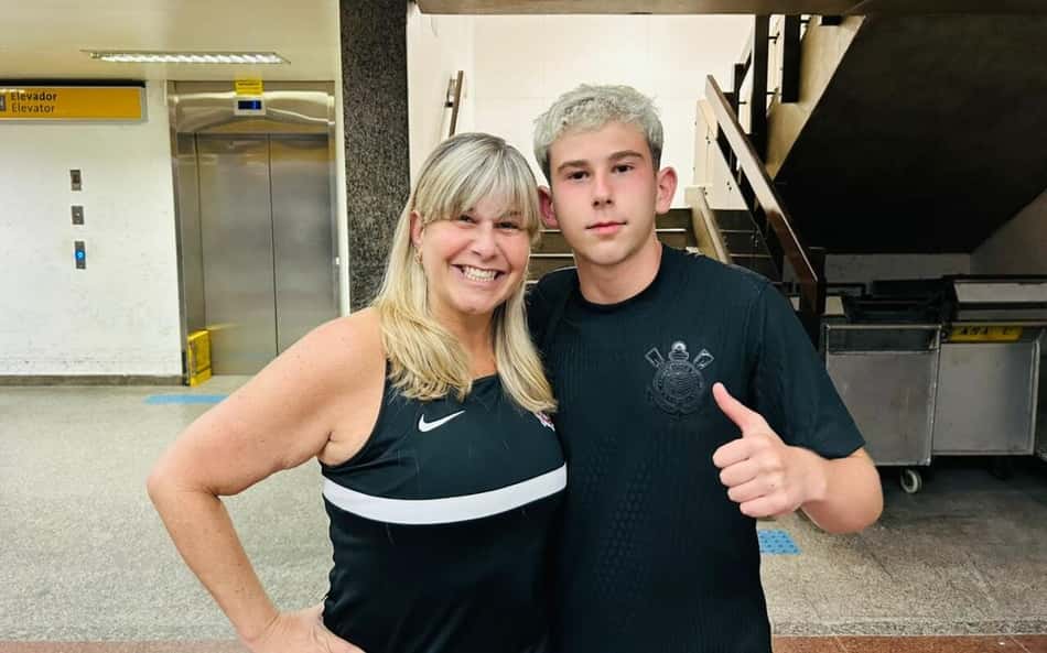 Mãe espera filho de 14 anos em aeroporto após título do Corinthians na Supercopa: 'Muito louco'