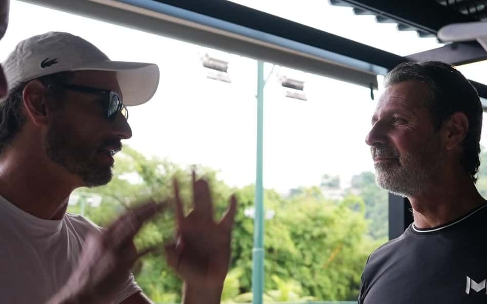 O ator Rodrigo Santoro conversa com o técnico francês Patrick Mouratoglou, na Rio Tennis Academy (Foto: Allan Christian/Divulgação)