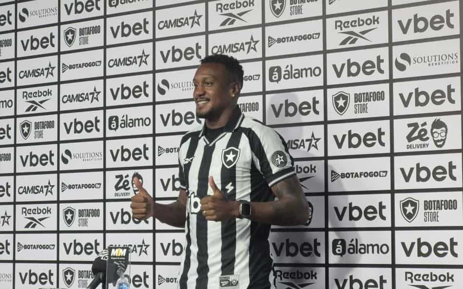 Edenílson foi apresentado pelo Botafogo (Foto: Leonardo Bessa/Lance!)