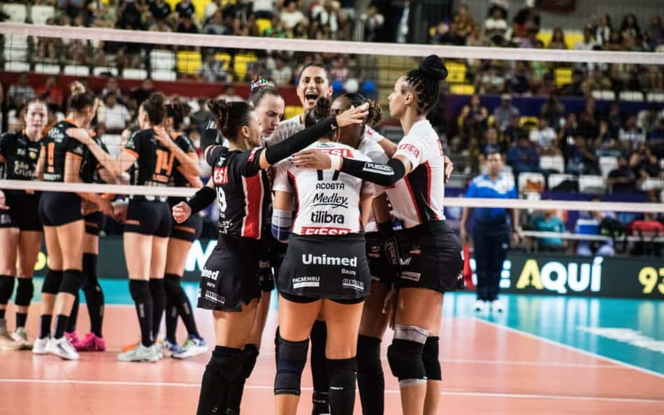 Sesi Bauru é campeão inédito do Sul-Americano de vôlei (Foto: Betto Dolorier/FPV)