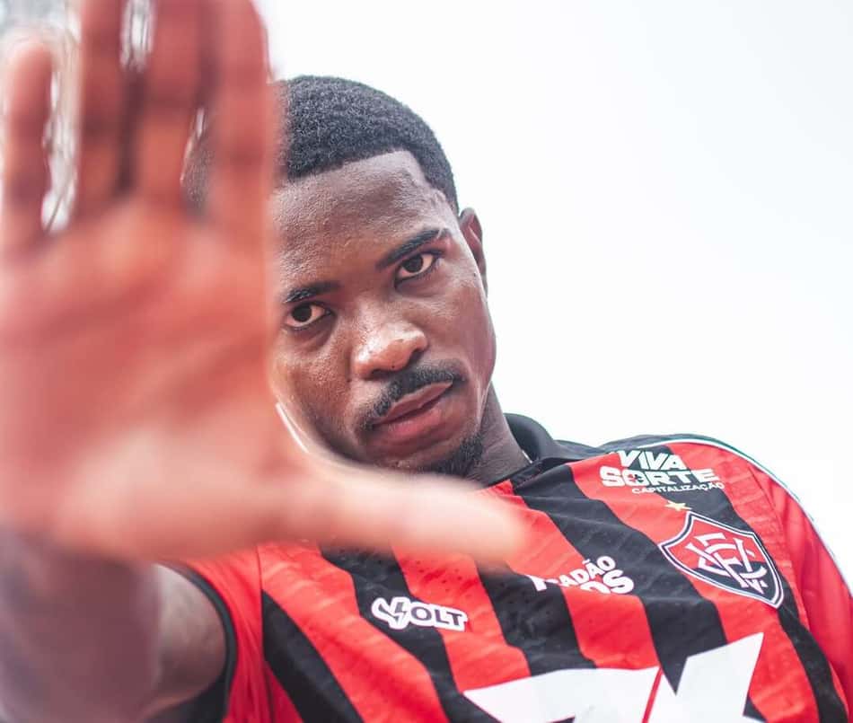 Cacá assinou contrato por empréstimo (Foto: Victor Ferreira | EC Vitória)