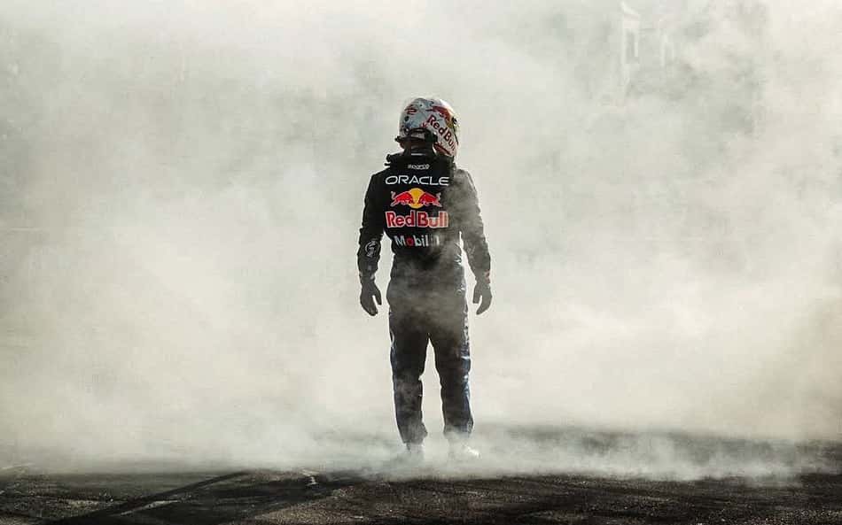 Carro de piloto da F1 pega fogo, e web se encanta com fotos: 'Aura'