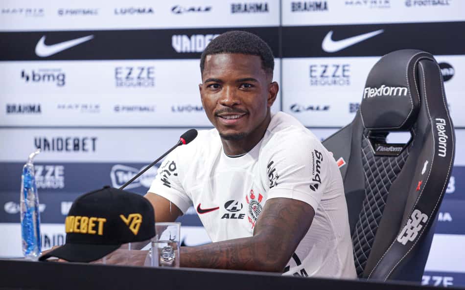 Emprestado pelo Corinthians, Cacá desembarca em Salvador para assinar com o Vitória