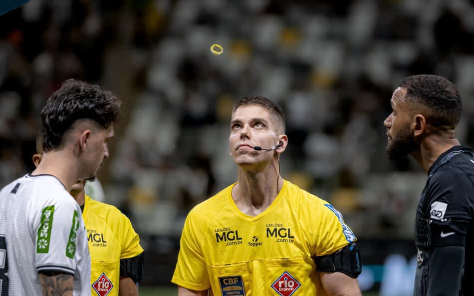 Dirigente do Atlético-MG volta a questionar a arbitragem e dispara 'erros graves'