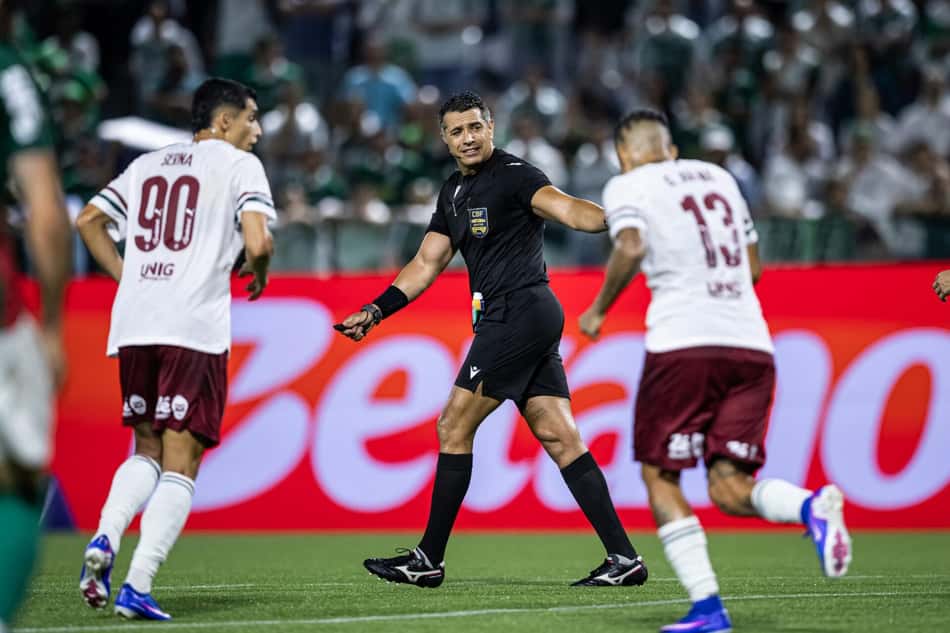 Árbitro Felipe Fernandes durante duelo entre Palmeiras e Fluminense (Foto: JHONY INACIO/Agencia Enquadrar/Gazeta Press)