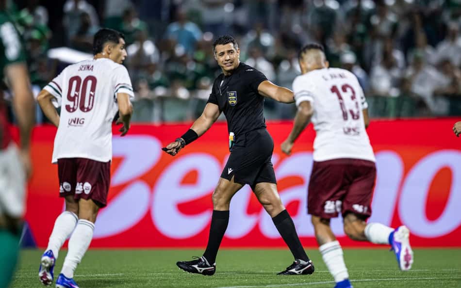 Palmeiras x Fluminense: arbitragem comete erro no reinício de jogo