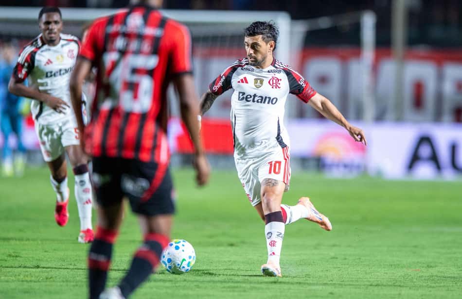 Arrascaeta em ação no jogo entre Flamengo e Vitória, no Barradão, pelo Brasileirão 2026
