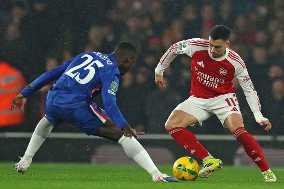 Gabriel Martinelli em ação no jogo do Arsenal contra o Chelsea pela Copa da Liga Inglesa