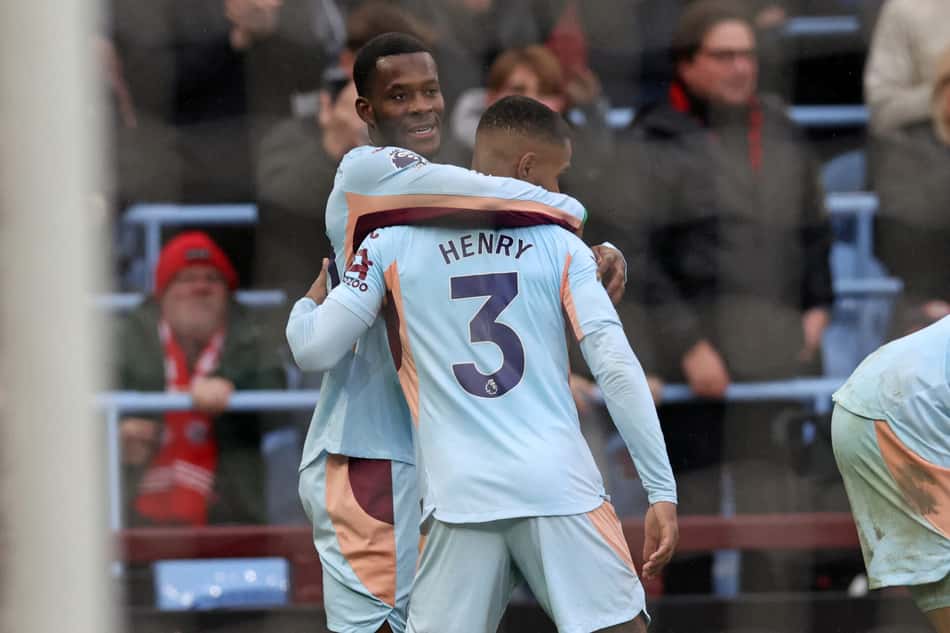 O Brentford venceu o Aston Villa pela Premier League (Foto: Darren Staples / AFP)