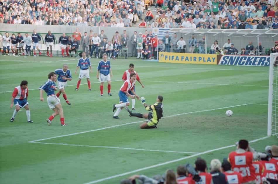 Laurent Blanc chuta para marcar o primeiro gol de ouro da história das Copas do Mundo