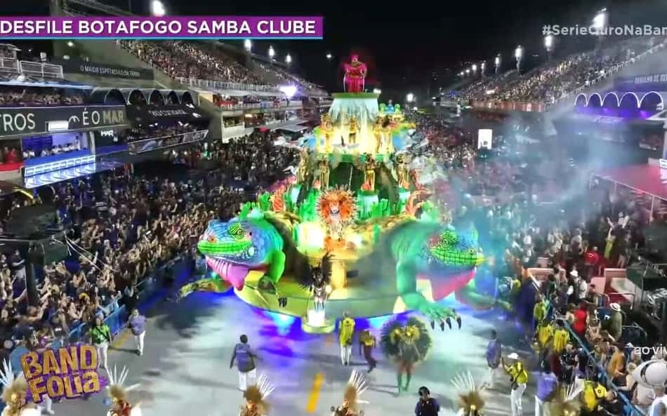 Botafogo Samba Clube se transforma, faz bom desfile e 'dribla' cores do Flamengo