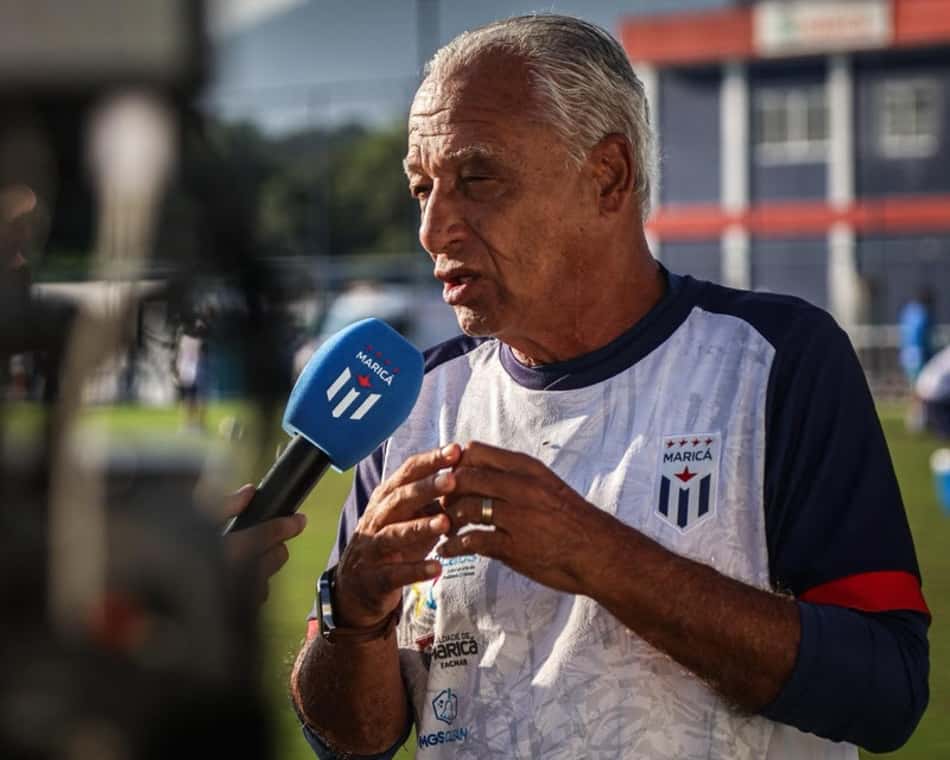 Bpufalo Gil, ídolo do Fluminense, é o atual treinador do Maricá (Foto: Bruno Maia/Maricá)