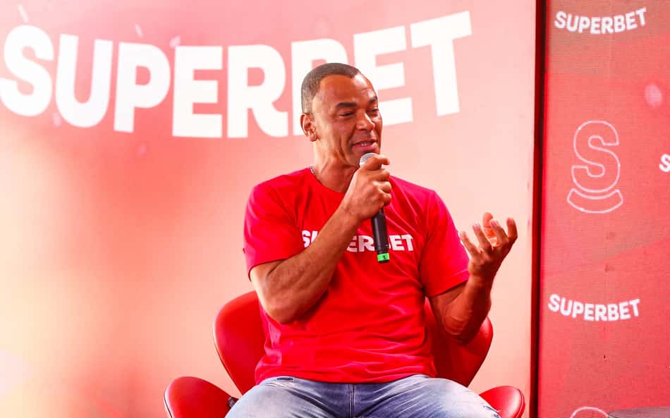 Cafu revela escola de samba do coração e diz: 'Futebol tem que aprender com Carnaval'