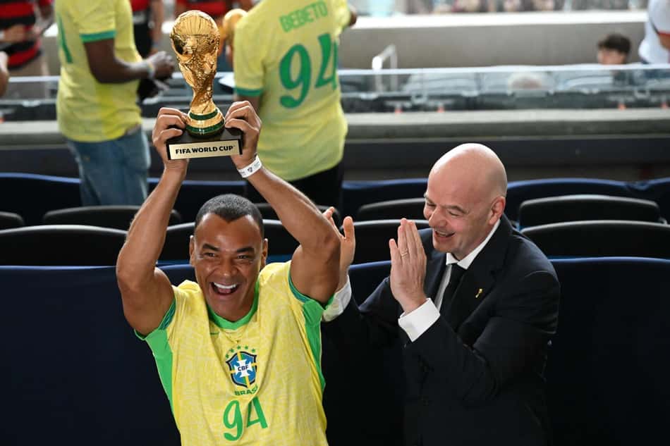 Cafu repete gesto da conquista da Copa do Mundo de 1994 ao lado de Gianni Infantino, no Maracanã (Foto: Alexandre Brum/Gazeta Press)
