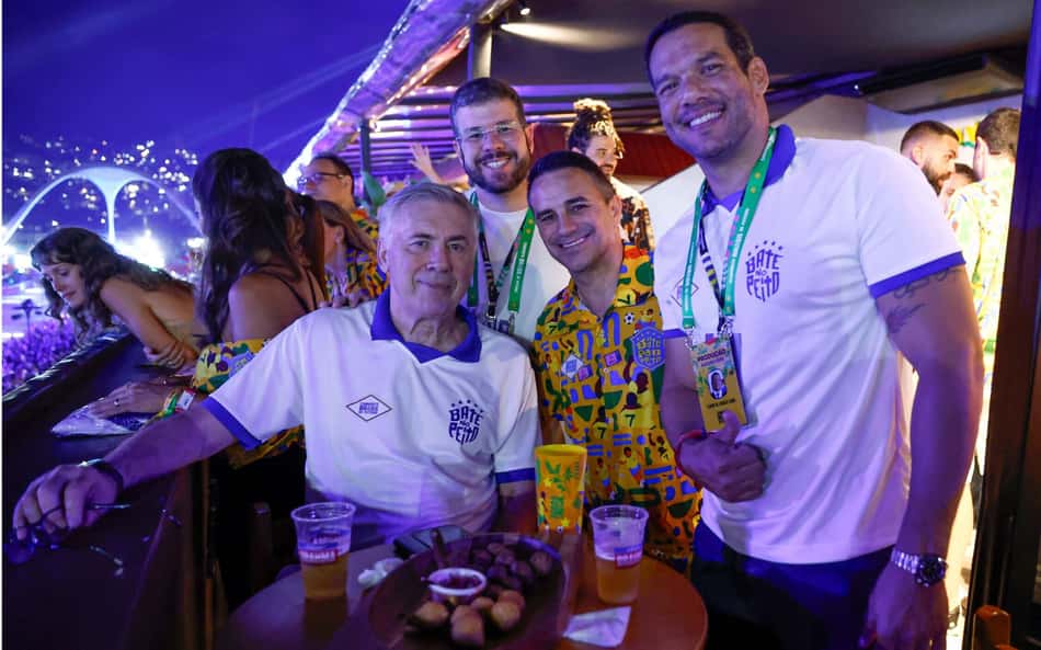 Ancelotti se encanta com o Carnaval e diz estar impressionado com o povo brasileiro