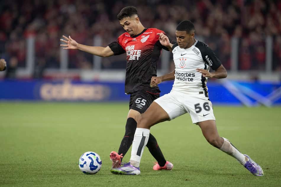 Jogos de hoje: Arthur Dias, do Athletico-PR, disputa lance com Gui Negão, do Corinthians, durante partida na Arena da Baixada, válida pela Copa do Brasil de 2025 (Foto: Hedeson Alves/GazetaPress)