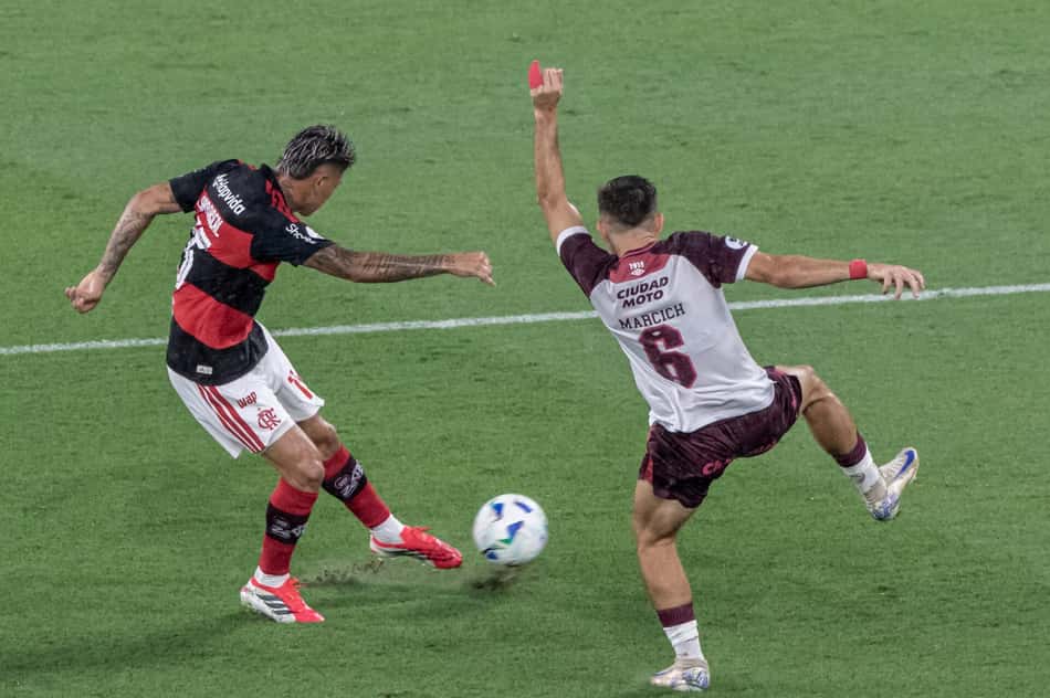 Carrascal em ação no jogo entre Flamengo e Lanús, no Maracanã, pela Recopa Sul-Americana (Foto: Maga Jr/Agência F8/Gazeta Press)