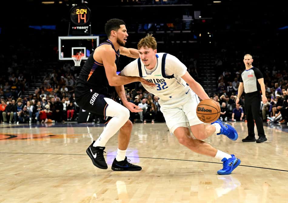 Cooper Flagg em ação entre Dallas Mavericks e Phoenix Suns na NBA (Foto: Norm Hall/Getty Images/AFP)