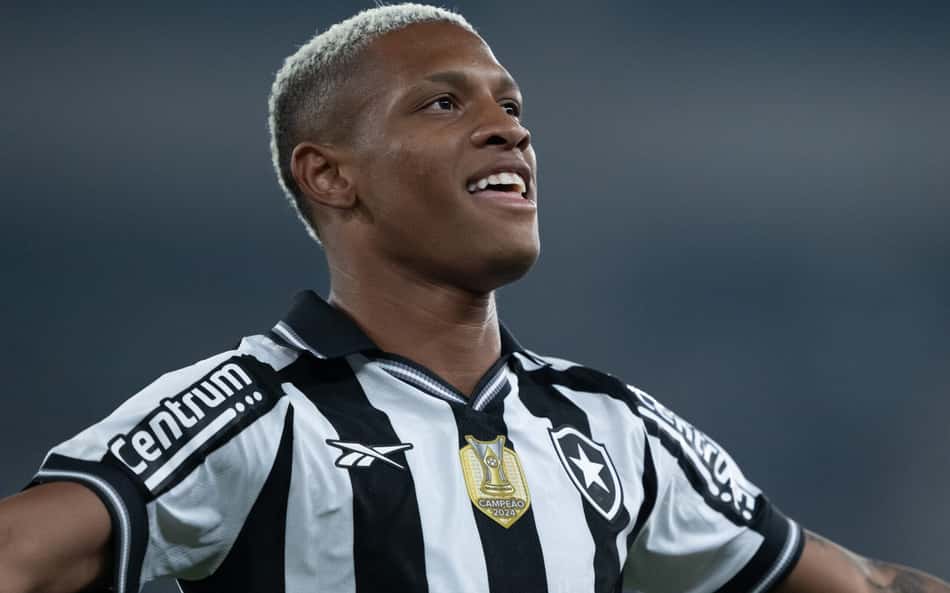 Torcida do Botafogo manda recado a Danilo após interesse do Palmeiras