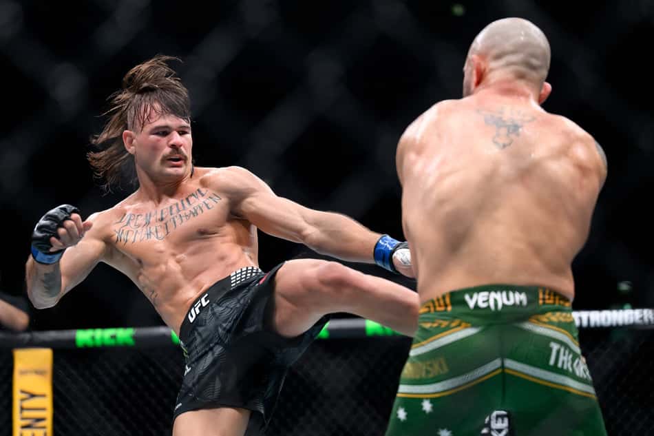 Diego Lopes em disputa UFC 325 contra Alexander Volkanovski (Foto: STEVEN MARKHAM / AFP)
