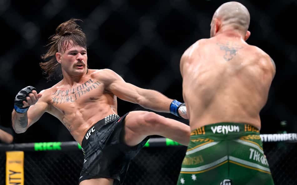 Diego Lopes em disputa UFC 325 contra Alexander Volkanovski (Foto: STEVEN MARKHAM / AFP)