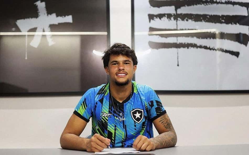 Bruno Samudio assina primeiro contrato profissional com o Botafogo