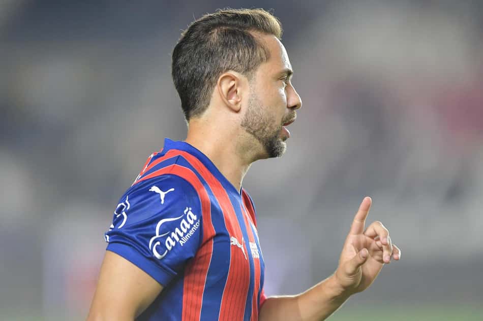 Everton Ribeiro, do Bahia, durante partida contra o Vasco em São Januário
