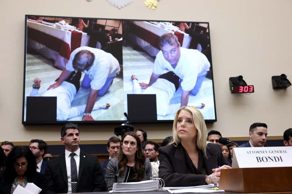 No início de fevereiro, a procurado-geral dos EUA, Pam Bondi, exibiu imagem do ex-príncipe Andrew em meio à investigação do caso Epstein