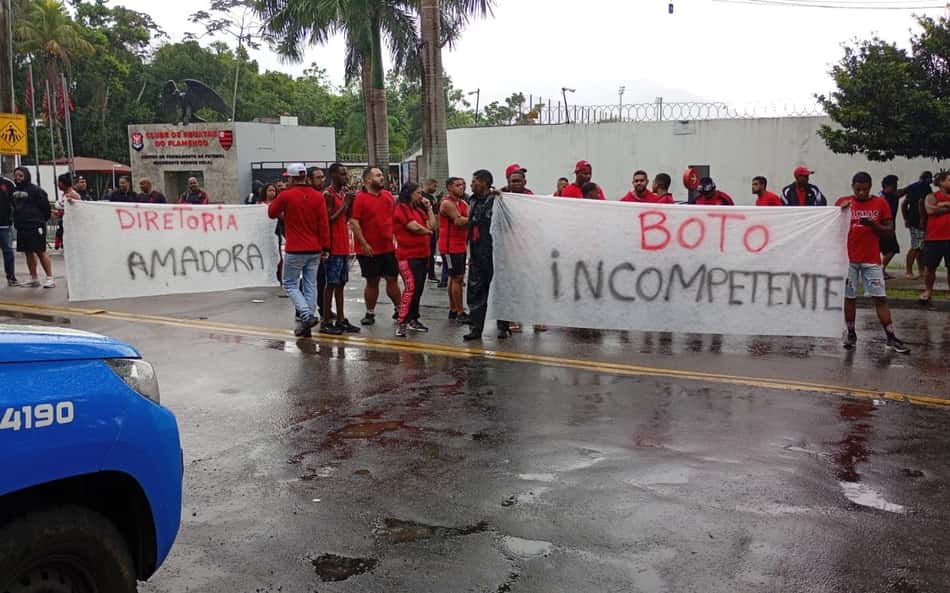 Torcedores do Flamengo protestam no CT do Ninho do Urubu (Foto: Paparazzo Rubro-Negro)