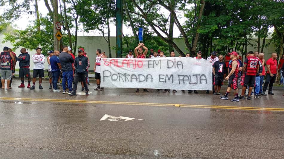 Torcedores do Flamengo protestam no CT do Ninho do Urubu (Foto: Paparazzo Rubro-Negro)