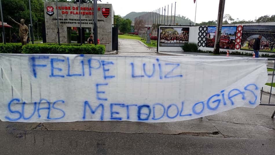 Torcedores do Flamengo protestam no CT do Ninho do Urubu (Foto: Paparazzo Rubro-Negro)