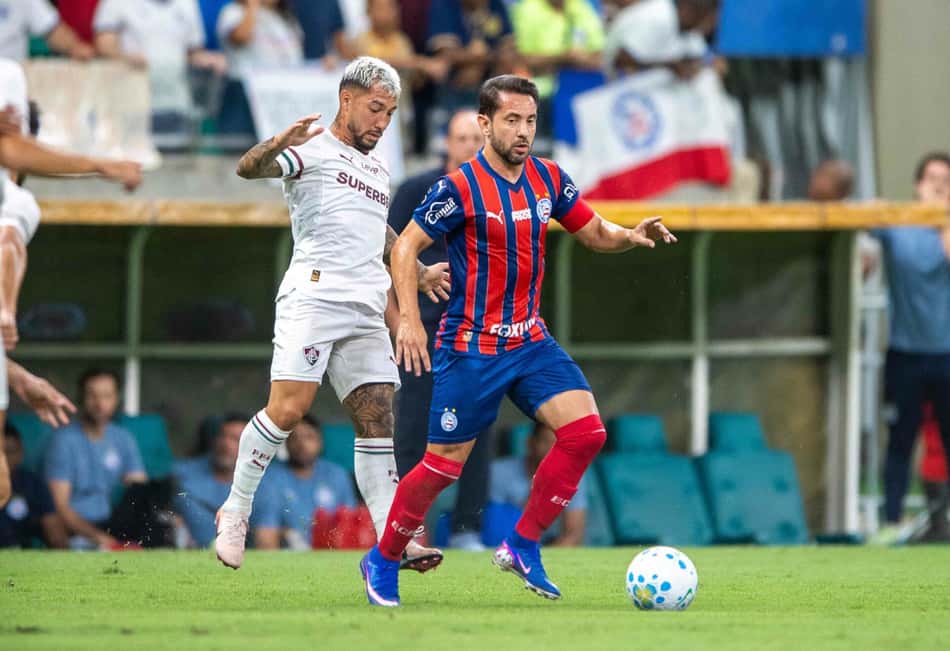 Everton Ribeiro, do Bahia, e Lucho Acosta, do Fluminense, em ação na Fonte Nova (Foto: Jhony Pinho/Agif/Gazeta Press)