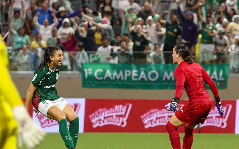 Bia Zaneratto e Kate Tapia comemoram vitória do Palmeiras. (Foto: Fabio Menotti/Palmeiras/by Canon)
