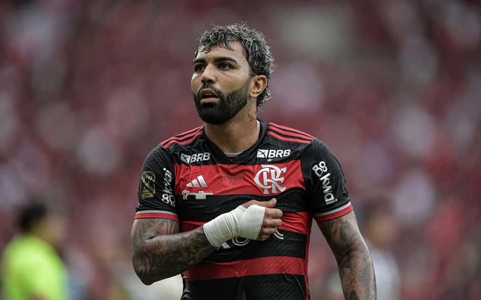 Gabigol doa camisa histórica do Flamengo para leilão beneficente
