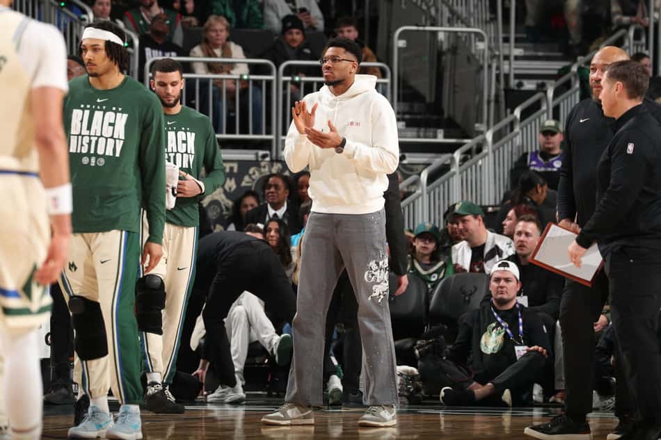 Giannis Antetokounmpo em jogo do Milwaukee Bucks na NBA (Foto: Gary Dineen/ Getty Images/AFP)