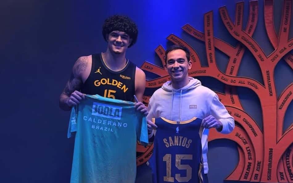Hugo Calderano e Gui Santos trocam camisas em noite de NBA