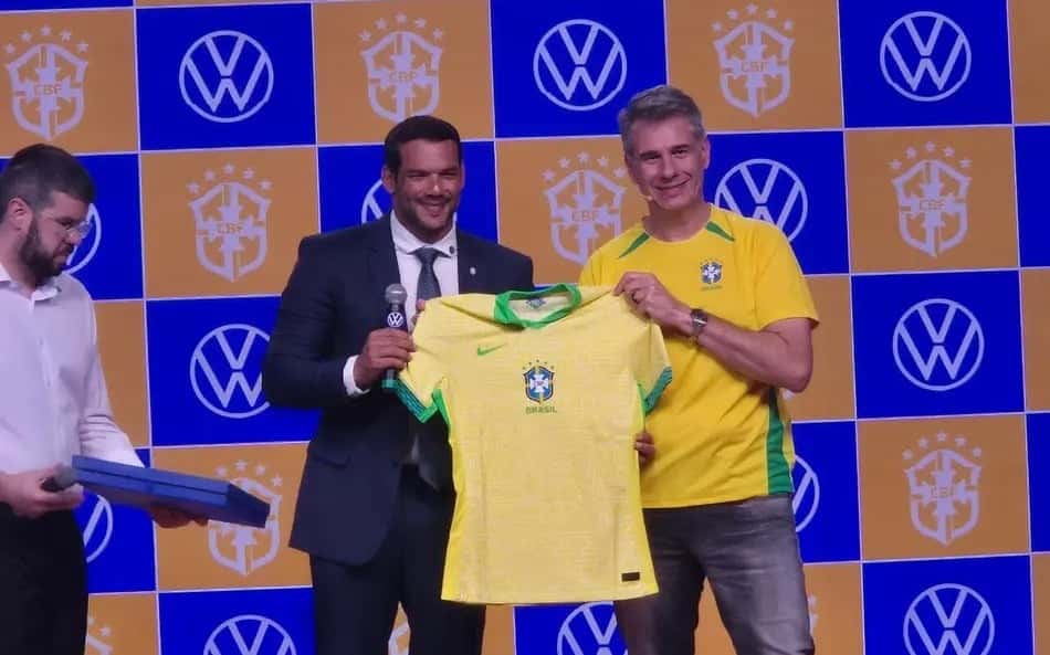 Samir Xaud, presidente da CBF, e Ciro Possobom, CEO da Volkswagen no Brasil