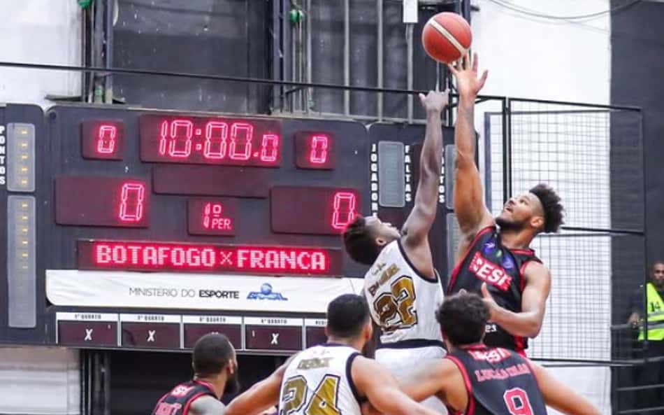 Franca atropela Botafogo em General Severiano e assume liderança do NBB