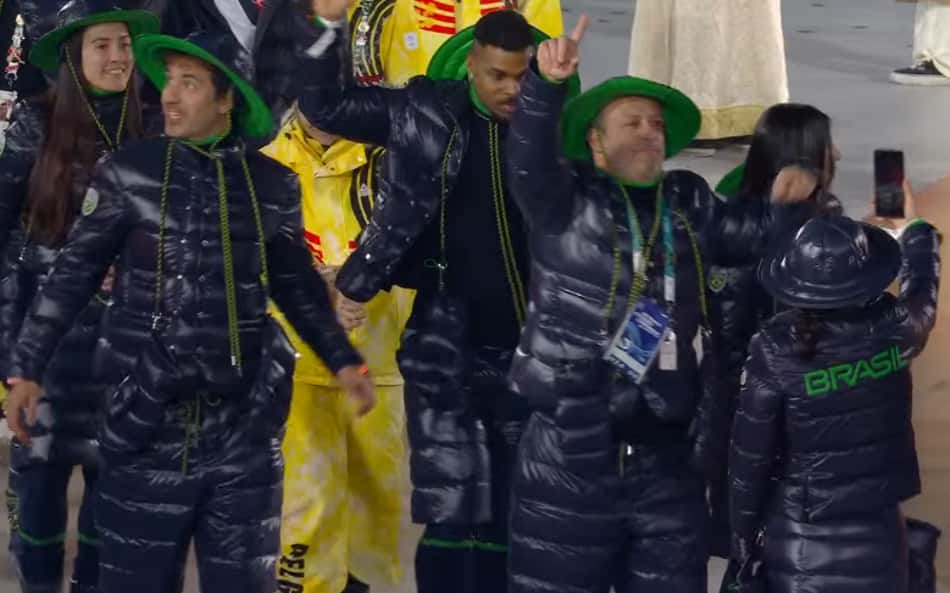 Delegação brasileira na cerimônia de encerramento das Olimpíadas de Inverno (Foto: Reprodução/CazéTV)